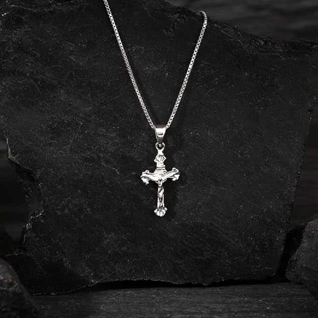 Silver Striped Cross Pendant with Box Chain For Him in bulk from India — Ant Mascot