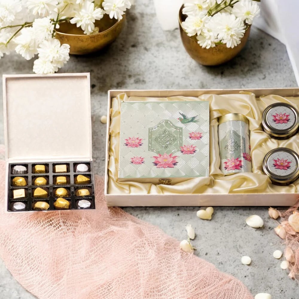 Zoroy The Classic Parrot Gift Hamper | 16 Milk & Drak Chocolates, Dry Fruits Almond With Chocolate Coated Biscuits