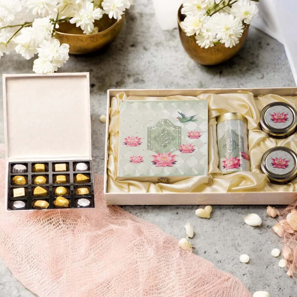 Zoroy The Classic Parrot Gift Hamper | 16 Milk & Drak Chocolates, Dry Fruits Almond With Chocolate Coated Biscuits