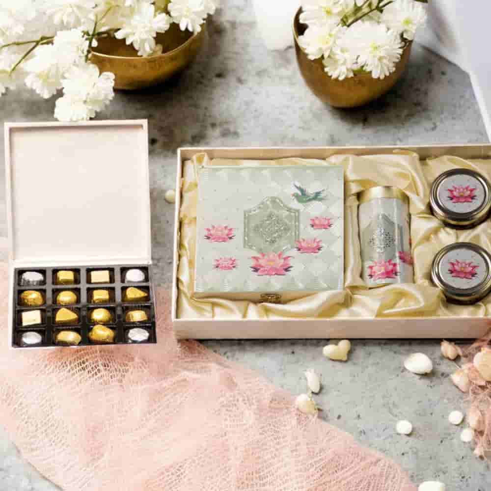 Zoroy The Classic Parrot Gift Hamper | 16 Milk & Drak Chocolates, Dry Fruits Almond With Chocolate Coated Biscuits