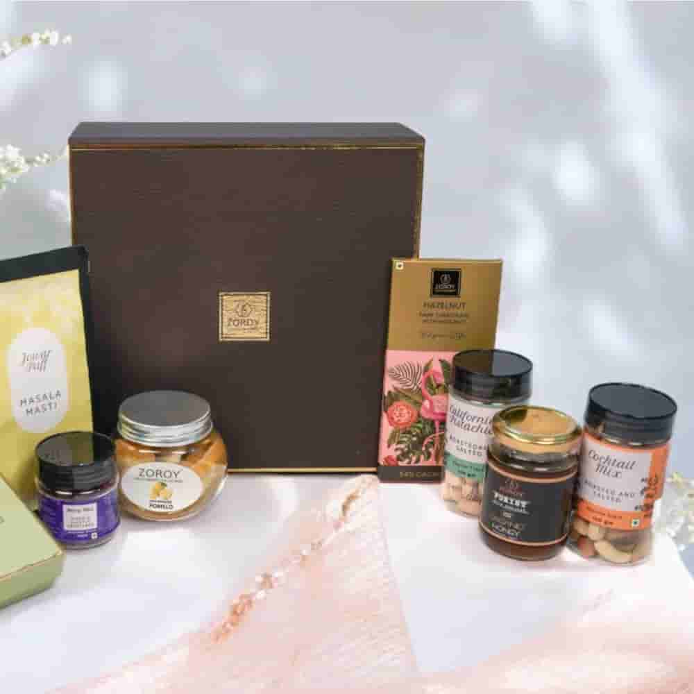 Zoroy Elegant Treats Hamper - Stylish Box Arabica Coffee 75G, 2 Snack Packs, Berries And Dry Fruits 325G
